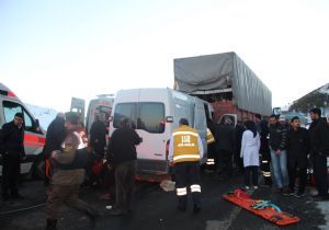 Oltu'da minibüs ile tır çarpıştı: 4 yaralı